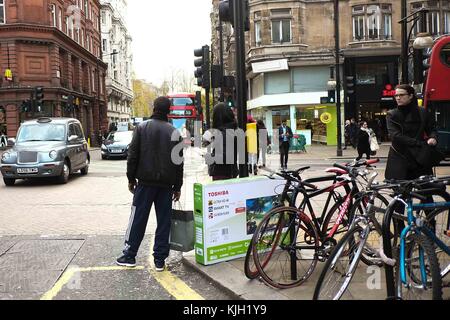 London, UK. 24th Nov, 2017. Black Friday shoppers on Oxford Street. : Credit: claire doherty/Alamy Live News Stock Photo
