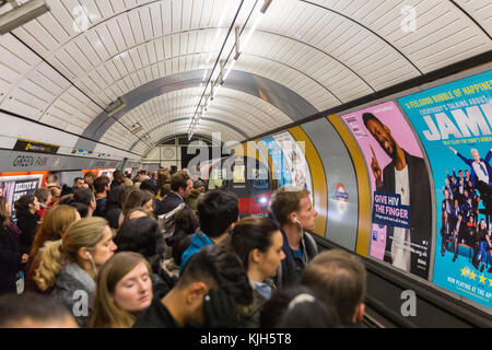 London, UK, 24th Nov 2017. Green Park Underground Station platforms are dangerously overcrowded with confused passengers waiting, following a security incident at Oxford Street Tube station earlier on. Credit: Imageplotter News and Sports/Alamy Live News Stock Photo