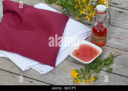 Johanniskrautöl, Johanniskraut-Öl, Rotöl, Johannisöl, Hyperici oleum, Oleum Hyperici, wird aus Johanniskrautblüten in Öl gewonnen, Kirschkernkissen, W Stock Photo