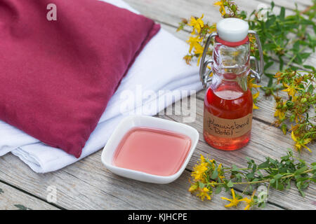 Johanniskrautöl, Johanniskraut-Öl, Rotöl, Johannisöl, Hyperici oleum, Oleum Hyperici, wird aus Johanniskrautblüten in Öl gewonnen, Kirschkernkissen, W Stock Photo