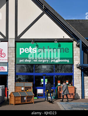 Customers with small dog at Pets at Home Store. The Old Showground, Kendal, Cumbria, England, United Kingdom, Europe. Stock Photo