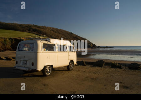 VW campervan by the beach at Caerhayes, Cornwall Stock Photo - Alamy