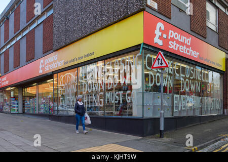 £1 Pound Stretcher store, Closing down sale Every thing must go clearance in Hanley, Stoke-on-Trent, UK. Poundstretcher is a chain of discount stores operating in the United Kingdom. It is based in Deighton, Huddersfield. Stock Photo