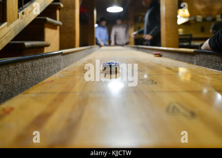 lukker tegnebog springvand Bar billiards table score board Stock Photo - Alamy