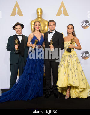HOLLYWOOD, CA - FEBRUARY 28: Mark Rylance, Brie Larson, Leonardo DiCaprio and Alicia Vikander in the press room during the 88th Annual Academy Awards at Loews Hollywood Hotel on February 28, 2016 in Hollywood, California.   People:  Mark Rylance, Brie Larson, Leonardo DiCaprio and Alicia Vikander Stock Photo