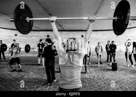 L'homme d'entraînement Crossfit avec barbell Photo Stock - Alamy