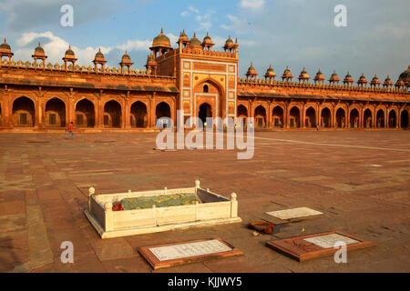 Fatehpur Sikri, founded in 1569 by the Mughal Emperor Akbar, served as the capital of the Mughal Empire from 1571 to 1585.  Courtyard of the Jama Masj Stock Photo