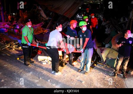Philippines. 23rd Nov, 2017. Rescue team removed one of the two bodies of un-identified ten wheelers truck drivers who collided in a 5 commercial establishment and injured several stay-in employees after the driver out of controls of the heavy vehicle in-front of Maries Village, Marcos Highway in Antipolo City on the evening of November 23, 2017. They also damaged several vehicles on the highway before colliding with a commercial establishment. Credit: Gregorio B. Dantes Jr./Pacific Press/Alamy Live News Stock Photo
