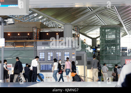 passengers heading towards check-in area airport terminal building Stock Photo