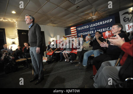 HIAWATHA, IA - JANUARY 31: Republican presidential candidate Jeb Bush speaks at a campaign event at his local field office on January 31, 2016 in Hiawatha, Iowa. The Democratic and Republican Iowa Caucuses, the first step in nominating a presidential candidate from each party, will take place on February 1  People:  Jeb Bush Stock Photo