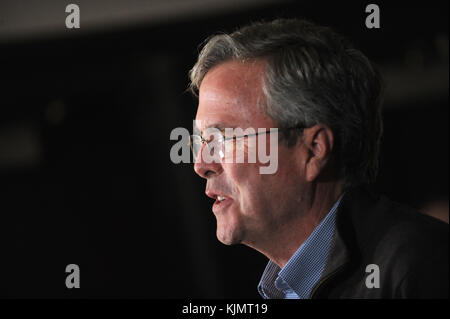 HIAWATHA, IA - JANUARY 31: Republican presidential candidate Jeb Bush speaks at a campaign event at his local field office on January 31, 2016 in Hiawatha, Iowa. The Democratic and Republican Iowa Caucuses, the first step in nominating a presidential candidate from each party, will take place on February 1  People:  Jeb Bush Stock Photo