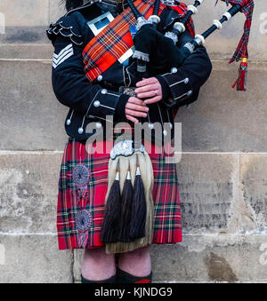 Scottish man wearing traditional tartan and kilt playing bagpipes on Royal Mile in Edinburgh Old Town , Scotland, United kingdom Stock Photo