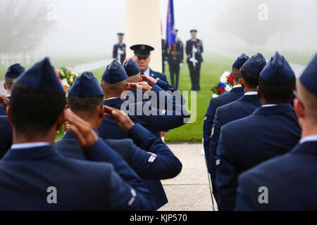 171111-N-EJ549-0008 Liège, Belgium (Nov, 11 2017) Airmen from 786th Civil Engineer Squadron salute during colors at the Armistice Day ceremony, Nov. 11, 2017, Henri-Chapelle American Cemetery, Belgium. These Airmen were among a group of service members who came together on Veteran’s Day and Armistice Day to honor nearly 8,000 fallen Americans interred here after World War II. (U.S. Navy photo by Information Systems Technician Seaman Daniel Gallegos/Released) Stock Photo