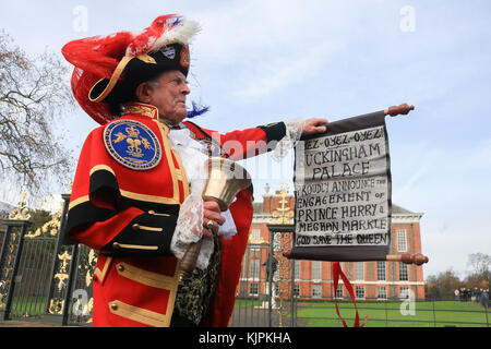 London, UK. 27th Nov, 2017. A Royal crier outside Kensington Palace London, proudly announces the Royal Engagement of Prince Harry to Meghan Markle Credit: amer ghazzal/Alamy Live News Stock Photo