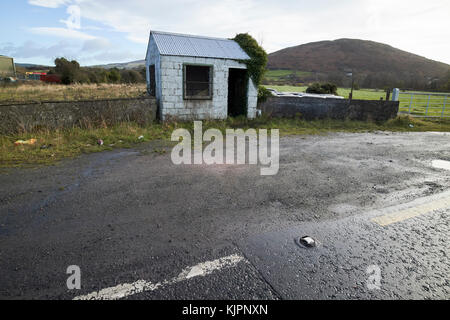 Disused old Irish Customs post on the irish border between Northern Ireland and Republic of Ireland soon to be the UK EU land border post Brexit. The border post on the Republic of Ireland side of the divided tarmac in the road marking the border on the A1 road the former main route between Belfast and Dublin. Credit: Radharc Images/Alamy Live News Stock Photo