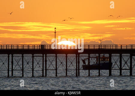 Southend-on-Sea, Essex, UK. 26th November 2017. UK Weather: The Sun rises on a very cold morning - view looking towards Southend Pier    Credit:  Ben Rector/Alamy Live News Stock Photo