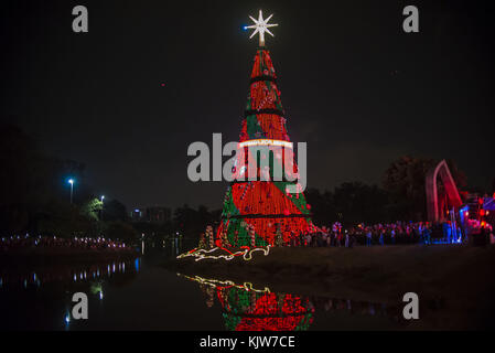 Sao Paulo, Brazil. 25th Nov, 2017. CHRISTMAS TREE INAUGURATION: View of the Ibirapuera Christmas tree, in the South Zone of SÃ£o Paulo (SP). The official opening took place this Saturday (25). This year, the pine tree is 40 meters high, bigger than 35 meters in 2016, but less than 75 meters in 2009. According to the City Hall, the cost was entirely borne by Coca-Cola, the sponsoring company. Credit: Cris Faga/ZUMA Wire/Alamy Live News Credit: ZUMA Press, Inc./Alamy Live News Stock Photo