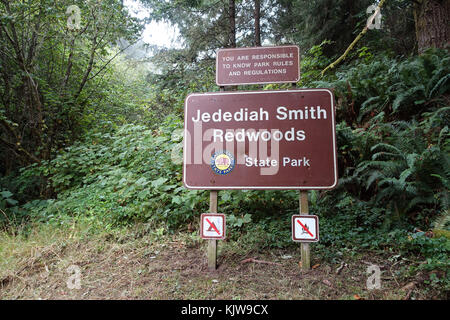 California, USA. 9th Sep, 2017. A sign at the entrance to the Jebedida Smith Redwoods State Park in California, US, 9 September 2017. The area is part of the Redwood National and State Parks. The local California Redwood trees are some of the biggest trees in the world. - NO WIRE SERVICE - Credit: Alexandra Schuler/dpa/Alamy Live News Stock Photo