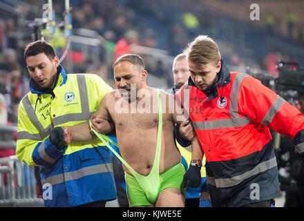 Bielefeld, Deutschland. 24th Nov, 2017. Feature, Ordner fuehren einen Flitzer ab, Sicherheit, Fussball Nationalmannschaft Frauen Freundschaftsspiel, Germany (GER) - Frankreich (FRA), am 24.11.2017 in Bielefeld/ Germany. |usage worldwide Credit: dpa/Alamy Live News Stock Photo