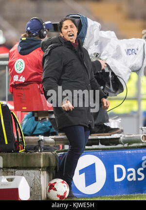 Bielefeld, Deutschland. 24th Nov, 2017. Bundescoachin/ Trainerin/ Trainer Steffi JONES (GER), Mimik, Fussball Nationalmannschaft Frauen Freundschaftsspiel, Germany (GER) - Frankreich (FRA), am 24.11.2017 in Bielefeld/ Germany. |usage worldwide Credit: dpa/Alamy Live News Stock Photo