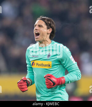 Moenchengladbach, Deutschland. 25th Nov, 2017. jubilation goalwart Yann SOMMER (MG) Fussball 1. Bundesliga, 13. Spieltag, Borussia Monchengladbach (MG) - FC Bayern Munich (M), am 25.11.2017 in Borussia Monchengladbach/ Germany. |usage worldwide Credit: dpa/Alamy Live News Stock Photo