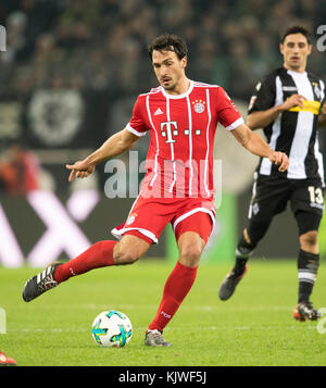 Moenchengladbach, Deutschland. 25th Nov, 2017. Mats HUMMELS (M) Aktion, Fussball 1. Bundesliga, 13. Spieltag, Borussia Monchengladbach (MG) - FC Bayern Munich (M) 2:1, am 25.11.2017 in Borussia Monchengladbach/ Germany. |usage worldwide Credit: dpa/Alamy Live News Stock Photo