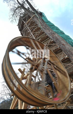 Rozmberk Nad Vltavou, Czech Republic. 26th Nov, 2017. Conservationist met and selected volunteers to cooperate in operating a replica of medieval crane inspired by drawings by Leonardo da Vinci that will be used to repair roof of Jakobinka tower at the local castle in 2018, in Rozmberk nad Vltavou castle, Czech Republic, on November 26, 2017. Credit: Vaclav Pancer/CTK Photo/Alamy Live News Stock Photo