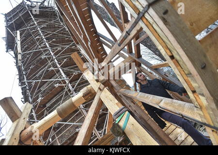 Rozmberk Nad Vltavou, Czech Republic. 26th Nov, 2017. Conservationist met and selected volunteers to cooperate in operating a replica of medieval crane inspired by drawings by Leonardo da Vinci that will be used to repair roof of Jakobinka tower at the local castle in 2018, in Rozmberk nad Vltavou castle, Czech Republic, on November 26, 2017. Credit: Vaclav Pancer/CTK Photo/Alamy Live News Stock Photo