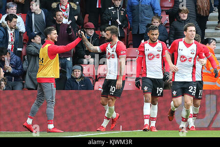 Southampton's Charlie Austin (centre) celebrates scoring his side's third goal with team-mate Shane Long during the Premier League match at St Mary's, Southampton. Stock Photo