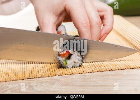 https://l450v.alamy.com/450v/kjwrrm/japanese-cuisine-chef-cuts-rolls-hands-close-up-kjwrrm.jpg