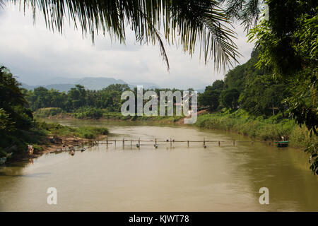 Building of the bamboo bridge over the Nam Khan in Luang Prabang, Laos Stock Photo