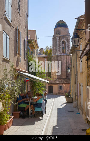 Restaurant with diners, Old street, old town, Saint St Tropez, Cote d'Azur, Riviera, South of France Stock Photo