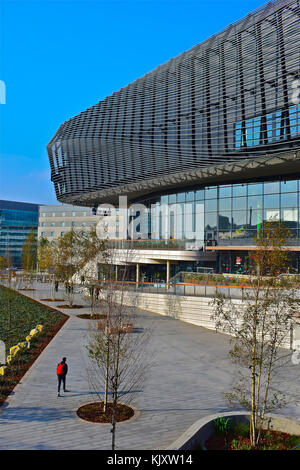 Walkway and gardens alongside West Quay Centre Southampton which houses an entertainment centre, restaurants,bars and shopping centre. Stock Photo