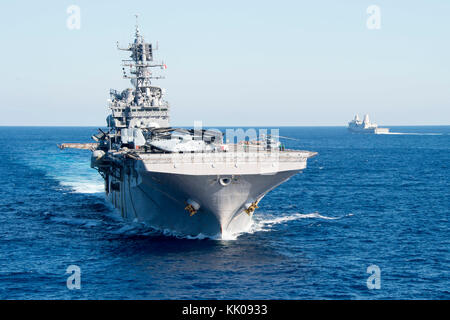 The amphibious assault ship USS Iwo Jima (LHD 7) approaches the fleet replenishment oiler USNS Big Horn (T-AO 198) duri Stock Photo