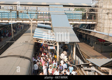 Commuter train at Dadar railway station, Mumbai Stock Photo