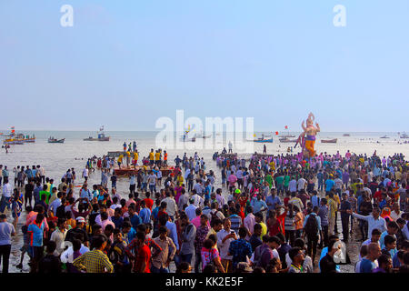 Long shot showing sea, boats, crowd and huge Ganapati idol, Girgaon Chowpatty, Mumbai Stock Photo