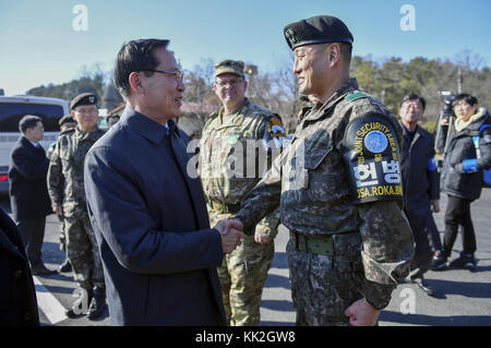 Paju, Gyeonggi, South Korea. 27th Nov, 2017. Nov 27, 2017-Paju, South Korea-South Korean Defense Minister Song Yong Moo and JSA Commander Kwon Yong Hwan shakes hands at Truce village Panmunjom in Paju, South Korea. South Korea is reportedly broadcasting into North Korea news of the recent escape of the North Korean soldier over the rivals' border as part of its psychological warfare against the North. Credit: Hnadout Via Defense Ministry/ZUMA Wire/Alamy Live News