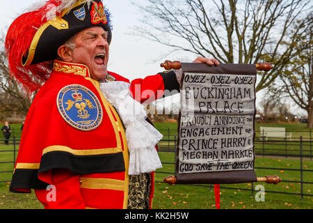 London, UK. 27th November, 2017. Town Crier, Tony Apppleton, outside Kensington Palace, announcing the engagement of HRH Prince Harry and Ms Meghan Markle, 27th November 2017 Credit: amanda rose/Alamy Live News Stock Photo