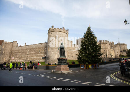 Windsor, UK. 27th Nov, 2017. Tourists wait close to a Christmas tree presented to the town of Windsor by the German town of Coburg outside Windsor Castle for the Changing of the Guard ceremony. Credit: Mark Kerrison/Alamy Live News Stock Photo