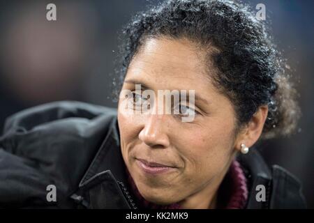 Bielefeld, Deutschland. 24th Nov, 2017. Bundescoachin/ Trainerin/ Trainer Steffi JONES (GER) Fussball Nationalmannschaft Frauen Freundschaftsspiel, Germany (GER) - Frankreich (FRA) 4:0, am 24.11.2017 in Bielefeld/ Germany. |usage worldwide Credit: dpa/Alamy Live News Stock Photo