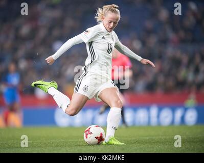 Bielefeld, Deutschland. 24th Nov, 2017. Lea SCHUELLER (SCHULLER) (GER) Aktion, Fussball Nationalmannschaft Frauen Freundschaftsspiel, Germany (GER) - Frankreich (FRA) 4:0, am 24.11.2017 in Bielefeld/ Germany. |usage worldwide Credit: dpa/Alamy Live News Stock Photo