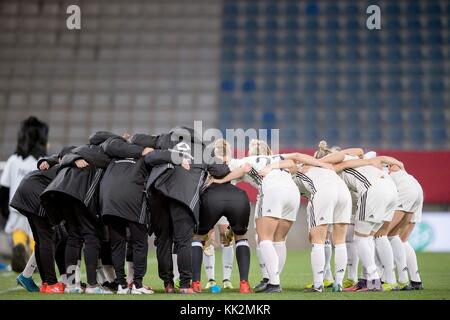 Bielefeld, Deutschland. 24th Nov, 2017. Team GER schwoert sich ein, Mannschaftskreis, Mannschaft, Teamkreis, Fussball Nationalmannschaft Frauen Freundschaftsspiel, Germany (GER) - Frankreich (FRA) 4:0, am 24.11.2017 in Bielefeld/ Germany. |usage worldwide Credit: dpa/Alamy Live News Stock Photo