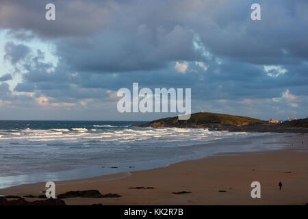 NEWQUAY, CORNWALL, UK - NOVEMBER 28, 2017: Unstable blustery weather moves onto the Cornish coast bringing very strong winds and heavy showers interspersed with bright sunshine. Credit: Nicholas Burningham/Alamy Live News Stock Photo