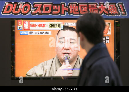 Tokyo, Japan. 29th November, 2017. A man looks at a TV screen broadcasting a news conference of Mongolian Yokozuna (grand champion) Harumafuji on November 29, 2017, Tokyo, Japan. Harumafuji who is being investigated for assaulting a junior wrestler, Takanoiwa, during a drinking party in late October decided to quit sumo after weeks of speculation regarding the incident and his future. Credit: Rodrigo Reyes Marin/AFLO/Alamy Live News Stock Photo
