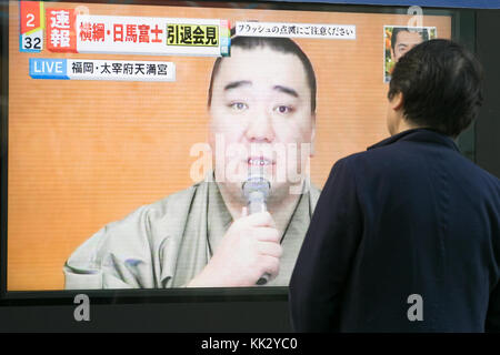Tokyo, Japan. 29th November, 2017. A man looks at a TV screen broadcasting a news conference of Mongolian Yokozuna (grand champion) Harumafuji on November 29, 2017, Tokyo, Japan. Harumafuji who is being investigated for assaulting a junior wrestler, Takanoiwa, during a drinking party in late October decided to quit sumo after weeks of speculation regarding the incident and his future. Credit: Rodrigo Reyes Marin/AFLO/Alamy Live News Stock Photo
