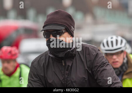 London, UK. 29th Nov, 2017. Morning commuters in Westminster shiver in the cold as temperatures drop to freezing in the capital and across parts of the UK Credit: amer ghazzal/Alamy Live News Stock Photo