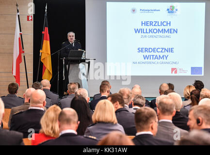 Kostrzyn, Poland. 29th Nov, 2017. The police president of the federal state Brandenburg, Hans-Jürgen Moerke, speaks at the German-Polish border symposium in Kostrzyn, Poland, 29 November 2017. The police headquarters of the federal state Brandenburg and the Woiwodschaft Gorzow police are taking part in the border symposium 2017 under the motto 'collaboration without borders'. Credit: Patrick Pleul/dpa-Zentralbild/dpa/Alamy Live News Stock Photo
