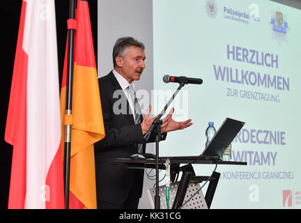 Kostrzyn, Poland. 29th Nov, 2017. The Interior Minister of the federal state Brandenburg, Karl-Heinz Schroeter from the Social Democratic Party (SPD), speaks at the German-Polish border symposium in Kostrzyn, Poland, 29 November 2017. The police headquarters of the federal state Brandenburg and the voivodeship Gorzow police are taking part in the joint border symposium 2017 under the motto 'collaboration without borders'. Credit: Patrick Pleul/dpa-Zentralbild/dpa/Alamy Live News Stock Photo