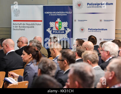 Kostrzyn, Poland. 29th Nov, 2017. Representatives of politics and the police from Germany and Poland take part in the German-Polish border symposium in Kostrzyn, Poland, 29 November 2017. The police headquarters of the federal state Brandenburg and the voivodeship Gorzow police are taking part in the joint border symposium 2017 under the motto 'collaboration without borders'. Credit: Patrick Pleul/dpa-Zentralbild/dpa/Alamy Live News Stock Photo