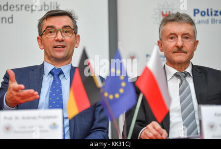 Kostrzyn, Poland. 29th Nov, 2017. The Ambassador of the Republic of Poland, Andrzej Przylebski (L) and the Interior Minister of the federal state Brandenburg, Karl-Heinz Schroeter from the Social Democratic Party (SPD), speak at the German-Polish border symposium in Kostrzyn, Poland, 29 November 2017. The police headquarters of the federal state Brandenburg and the voivodeship Gorzow police are taking part in the joint border symposium 2017 under the motto 'collaboration without borders'. Credit: Patrick Pleul/dpa-Zentralbild/dpa/Alamy Live News Stock Photo